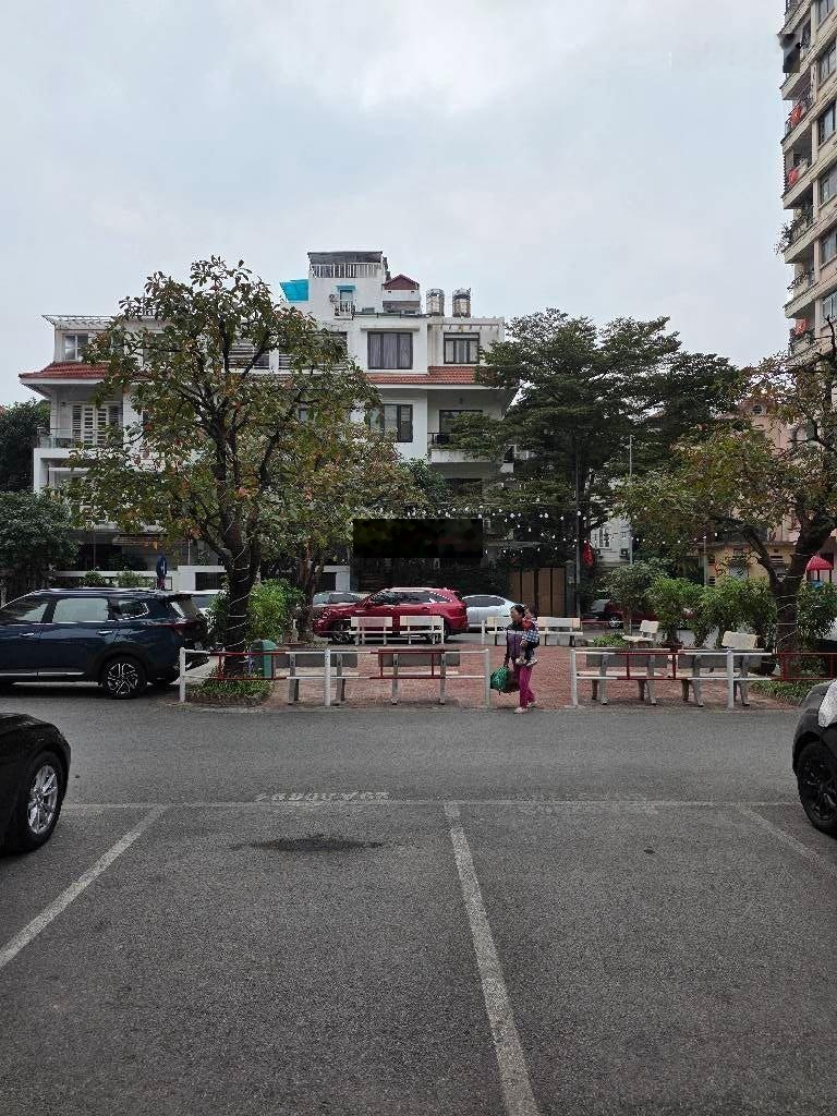 Trung tâm quận Ba Đình - Phố Đội Nhân - ô tô - 3 thoáng - view vườn hoa - 155m2 - MT 8.5 m