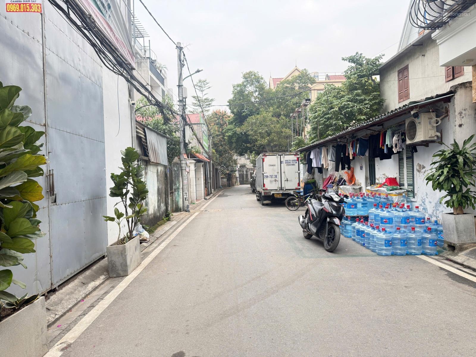 Bán đất khu phân lô quân đội a38 tư đình- long biên: * dt 250m2, mt 8.6m, 2 thoáng, ô tô tránh.