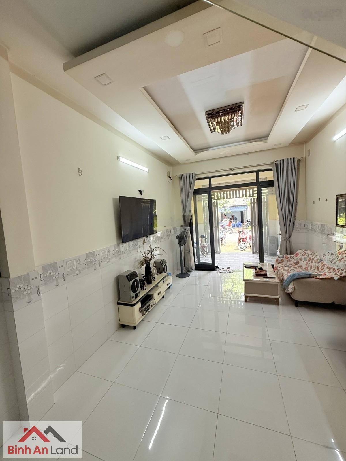 Nhà mặt tiền 3 tầng, 72m2, 3pn, 4wc, có sân đỗ ô tô, đường song hành, tân hưng thuận, q12.