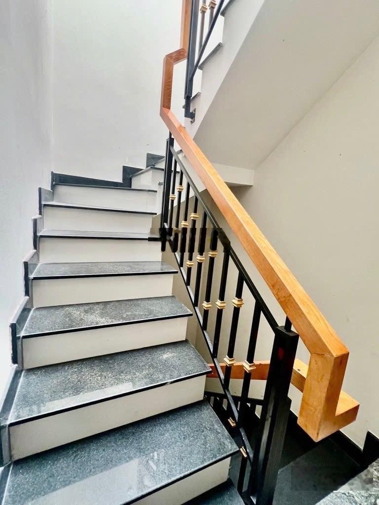 Hxh nằm nhà trần bình trọng, bt - dt 54m2 - 5 tầng - nở hậu 5.7m - khu vip dân trí, gần mặt tiền