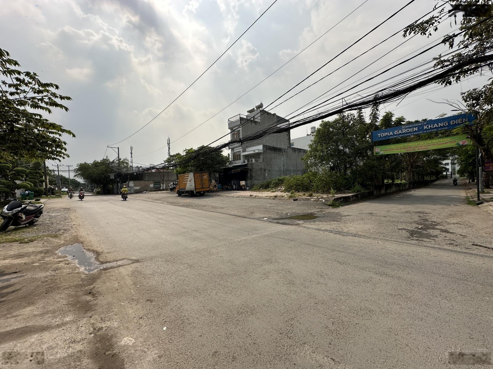 3 Tầng. PK. Bếp. 4PN. 4WC. Xe hơi tránh Bưng Ông Thoàn. SHR. Gấp bán: Thoả thuận.