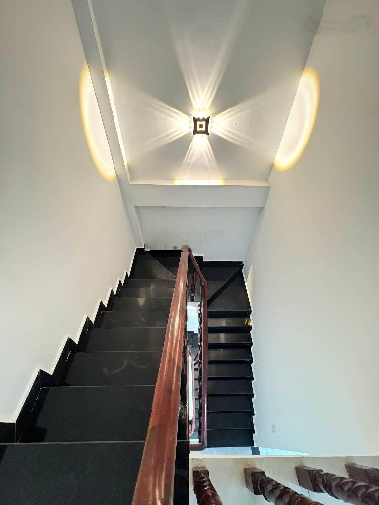 Nhà góc 2 mt đường 35, 1 trệt 3 lầu, (8x9m) 75m2, tiện làm spa, vp, cty