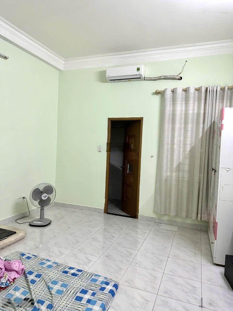 Nhà 4 tầng 95m2 có sân đỗ ô tô, gần ĐHVH Đỗ Xuân Hợp Phước Long B.