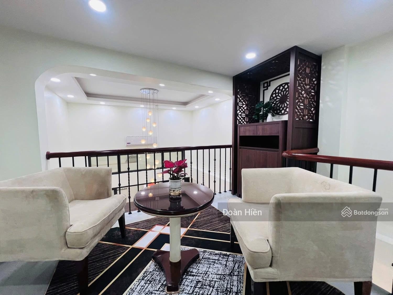 Bán gấp! nhà Văn Cao, ngõ ba gác, 100m ra oto, vừa ở vừa cho thuê, full NT, dân xây 5 tầng, DT 38m2