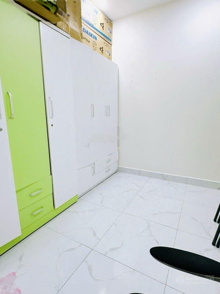 Nhà Mới Đón Tết - Ngang 4m DT 52m2 - XD 3 Tầng BTCT - 20 Ra MT Tôn Đản - Giá 4.95 TL