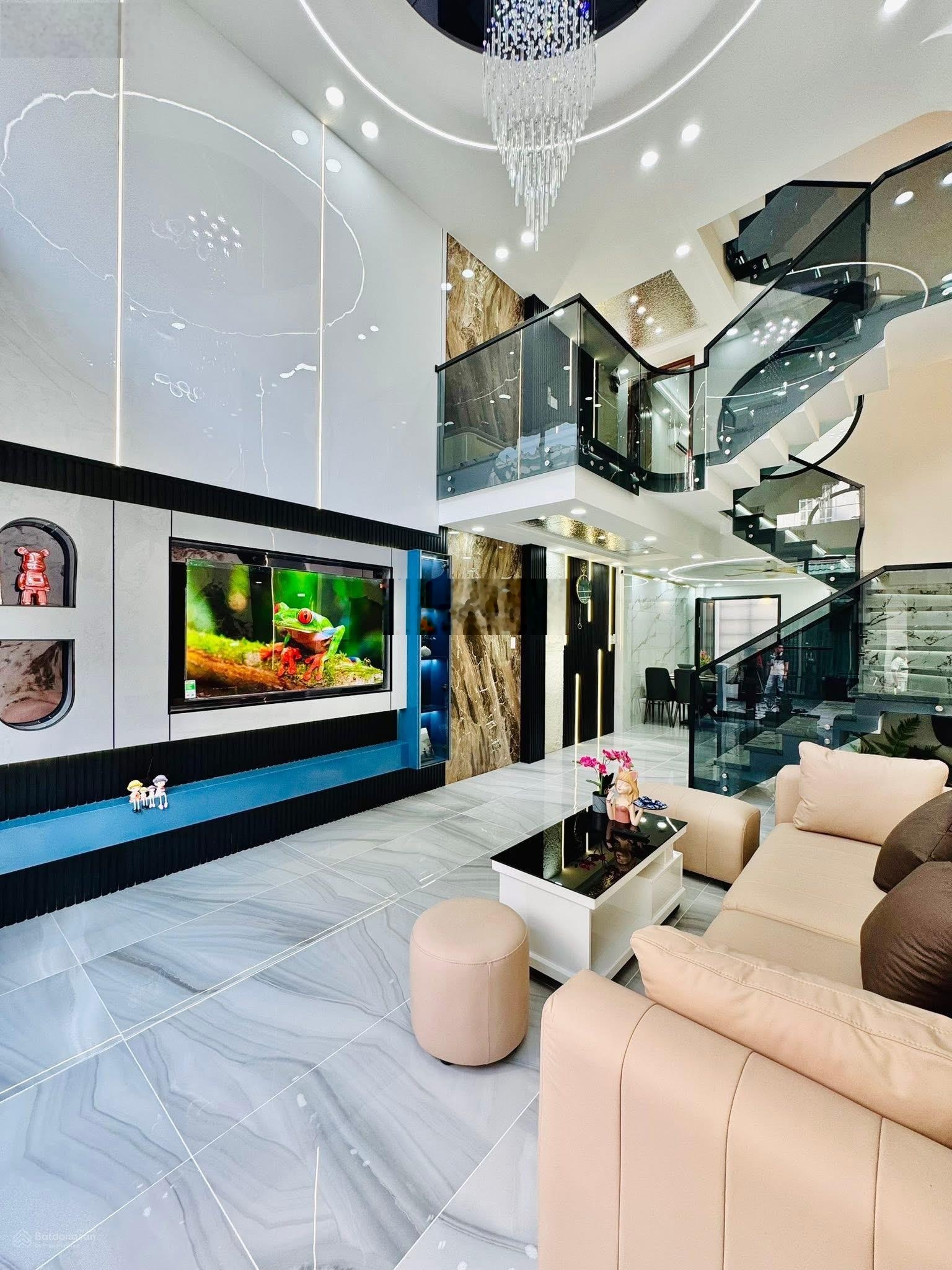 Nhà ngộp 73,5m2 cần bán đường ô tô Lý Chính Thắng-Q3. Cho thuê 25 tr/th gần bệnh viện Tai Mũi Họng