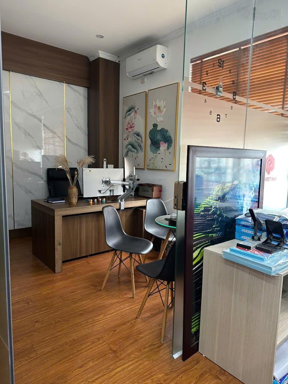 Cho thuê văn phòng tại đường Nguyễn Chí Thanh, diện tích 100m2, giá 28tr, ngay trung tâm thành phố