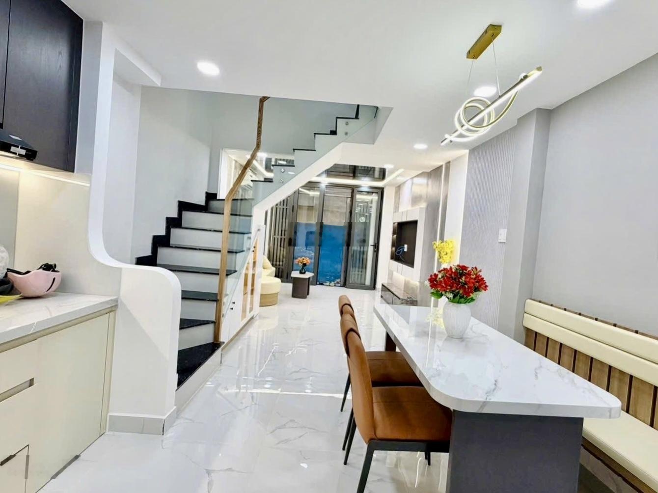 Chủ cần tiền bán nhanh nhà Thạch Thị Thanh - TĐ - Q1, gần CV Lê Văn Tám. 88m2, cho thuê 37tr