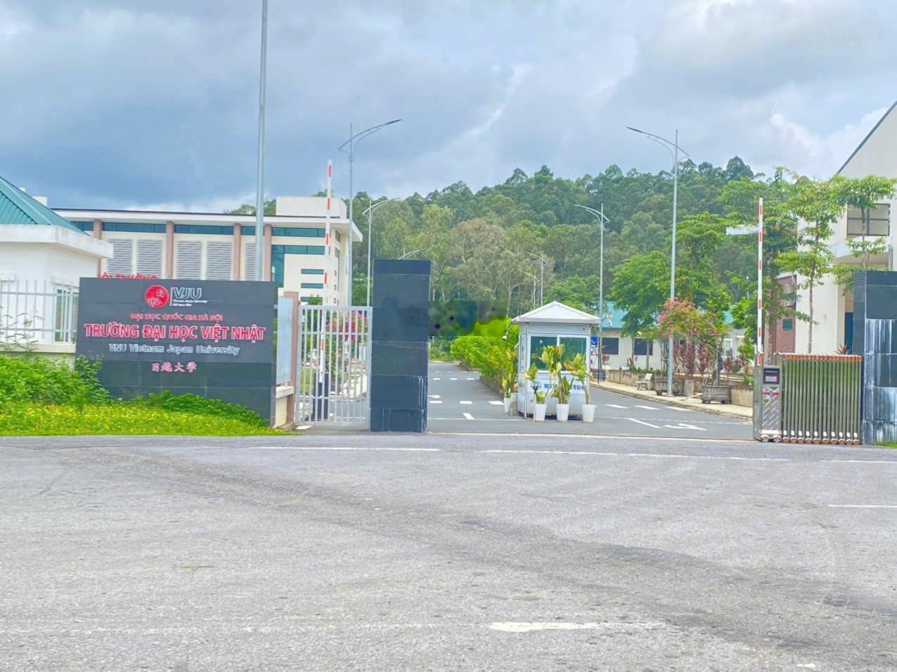 Chú tôi có mảnh đất ở 150m2 tại cổng đại học Quốc gia, ĐH Việt Nhật cần bán gấp. Sổ đỏ CC 100%