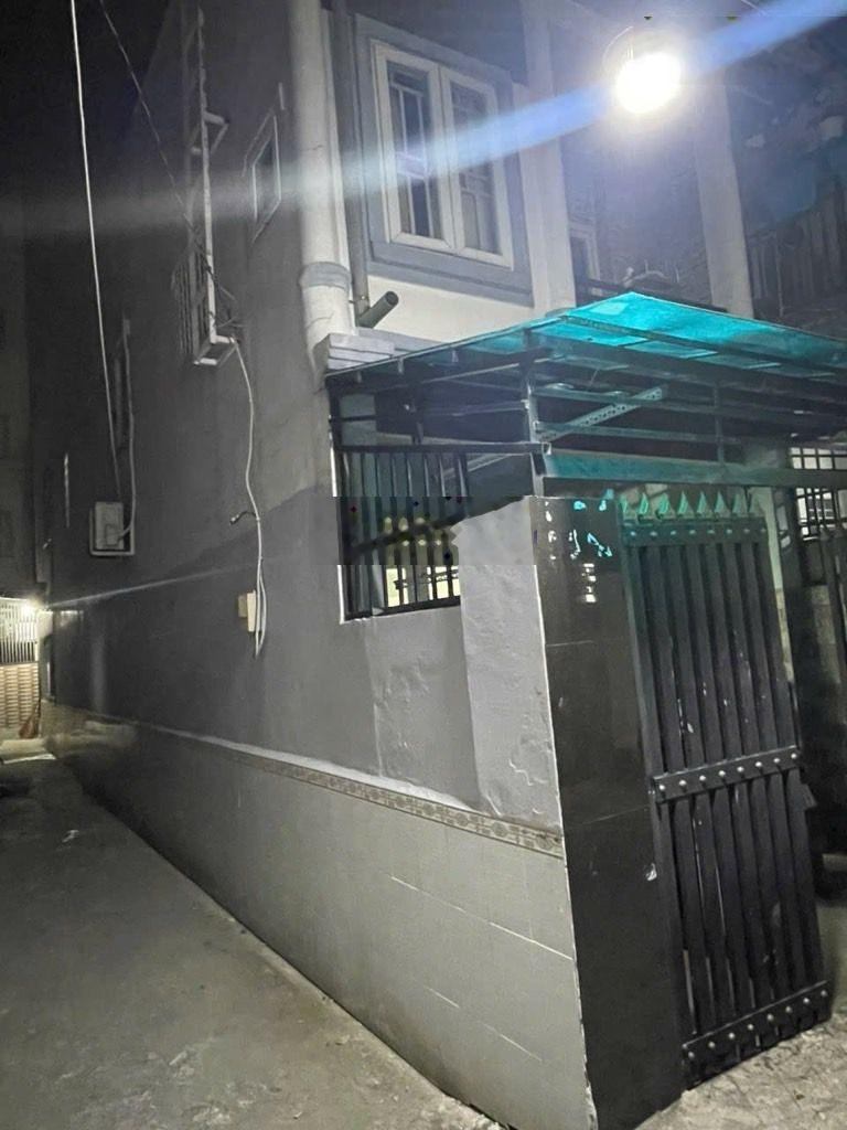 Nhà lô góc 3 mặt, 68m2, ngang 4m, 3PN 3WC. Gần mặt tiền đường. Xung quanh có tiện ích đầy đủ