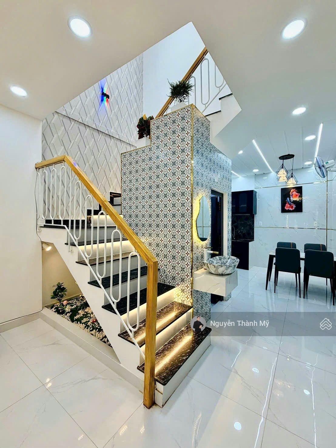 Hot! Nhà đẹp 2 tầng ngay Vincom Quang Trung