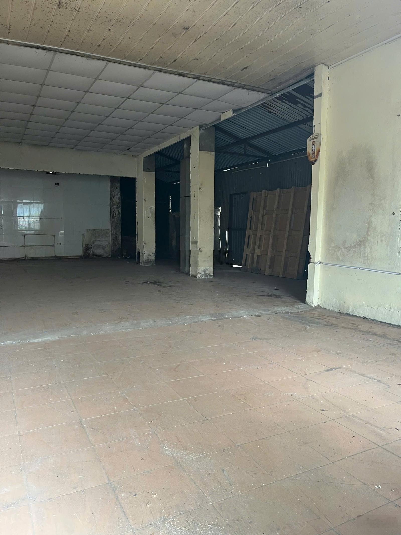 Cho thuê kho xưởng cảng Hà Nội DT 121m2, giá 150m2, có xuất VAT, điện 3FA, cont đỗ cửa