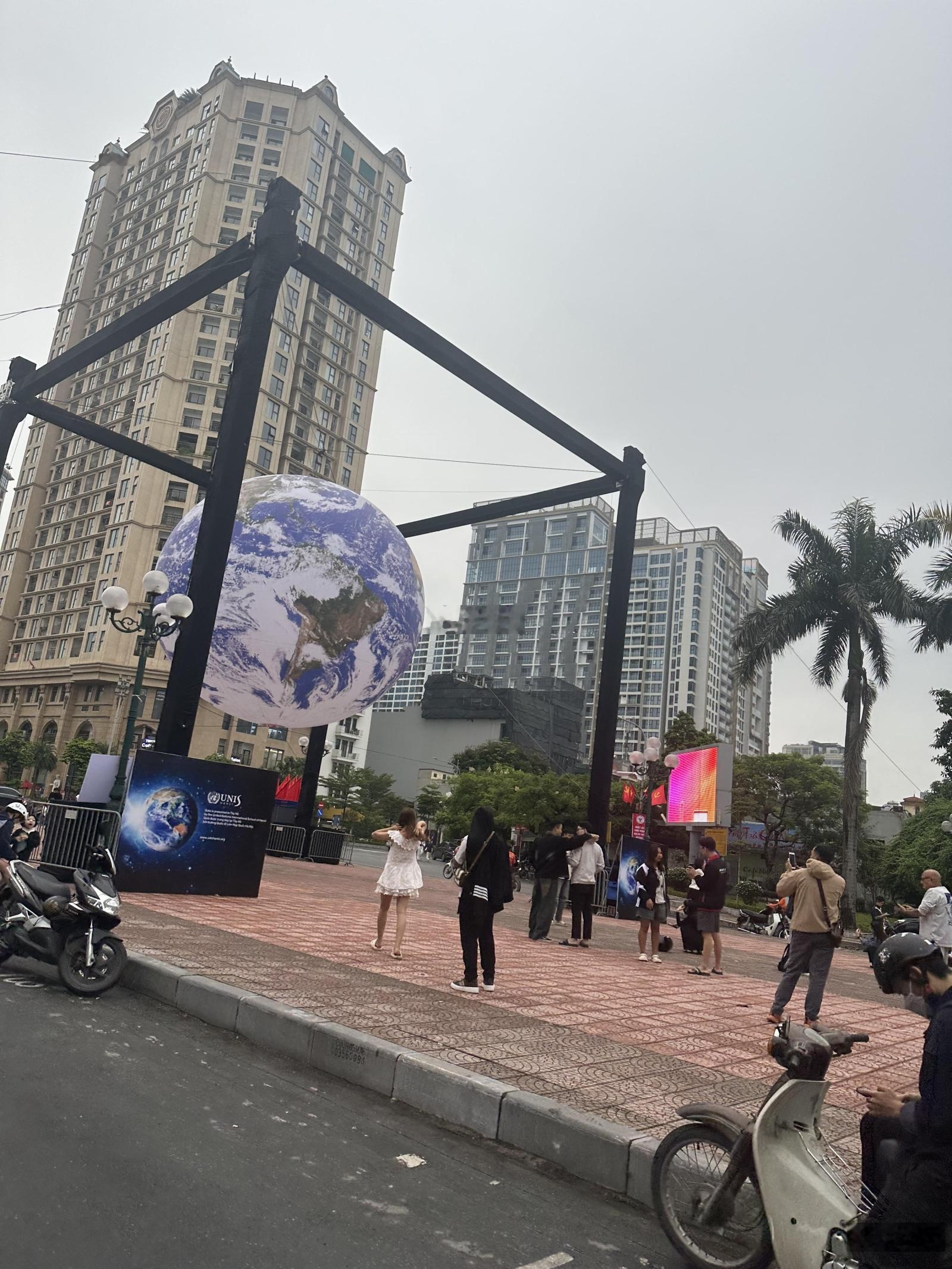 Bán mảnh đất tuyệt đẹp DT179m2-MT6.3m-Đất 2 mặt tiền-Vỉa hè rộng-Phố Lạc Long Quân-Tây Hồ.Giá:90 tỷ