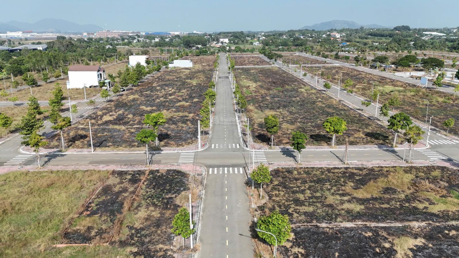 Duy nhất 1 lô trục chính lan anh giá cực tốt, đối diện kcn sonadezi, sổ sẵn.