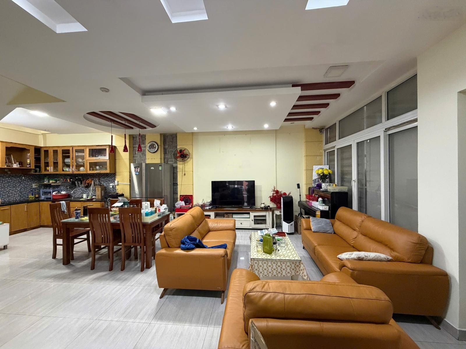 Bán nhà đẹp ngay VinCom Cộng Hòa, TB. DT ( 4,5x16 ), 4 tầng. Giá 14 tỷ. Ô tô ngủ trong nhà!!!