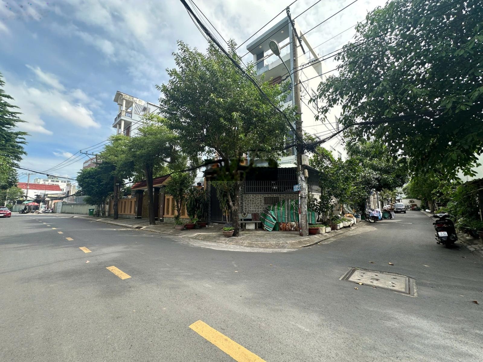 Bán đất xây dựng cao tầng - hẻm xe hơi đ.dương quảng hàm - không ngập nước - không vướng đường bay