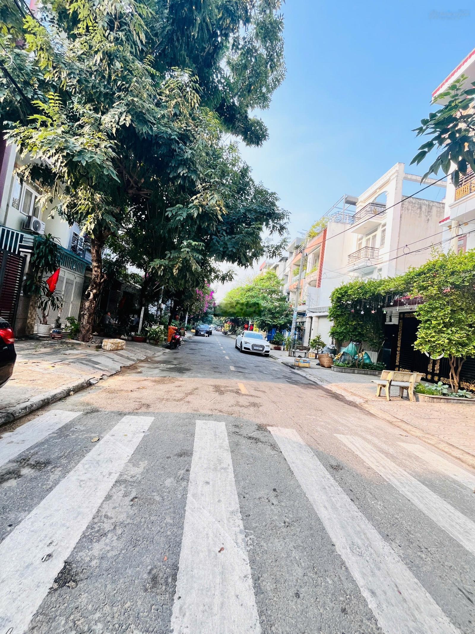 Bán Đất Mặt tiền Đường DC11 Quận Tân Phú, DT: 5x20m, giá 9.5 tỷ TL