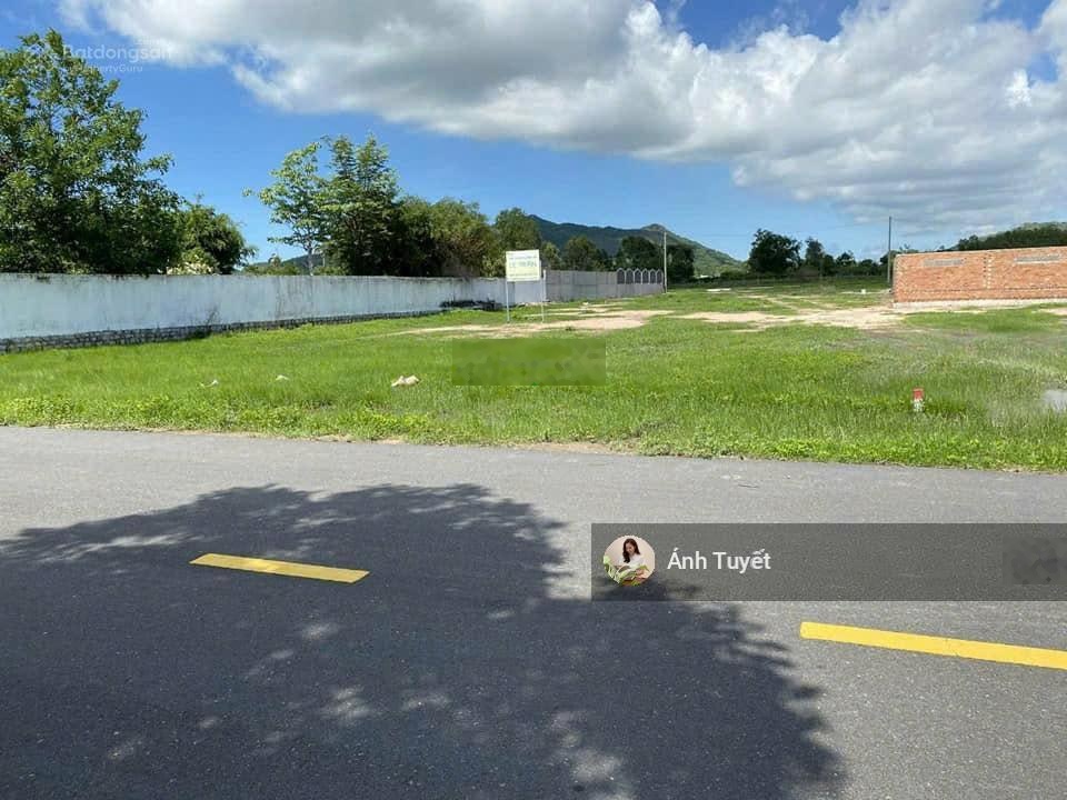 Bán 500m2 đất ngay Chợ Bình Chánh có 300 thổ cư giá 900 triệu, SHR