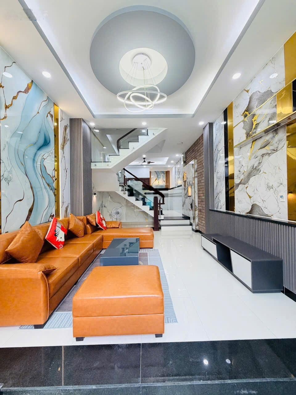 Chủ gửi bán nhà Thạnh Xuân 25,hẻm 6m,có 4 phòng ngủ sân thượng trước và sau,giá 5tỷ400tr còn thương