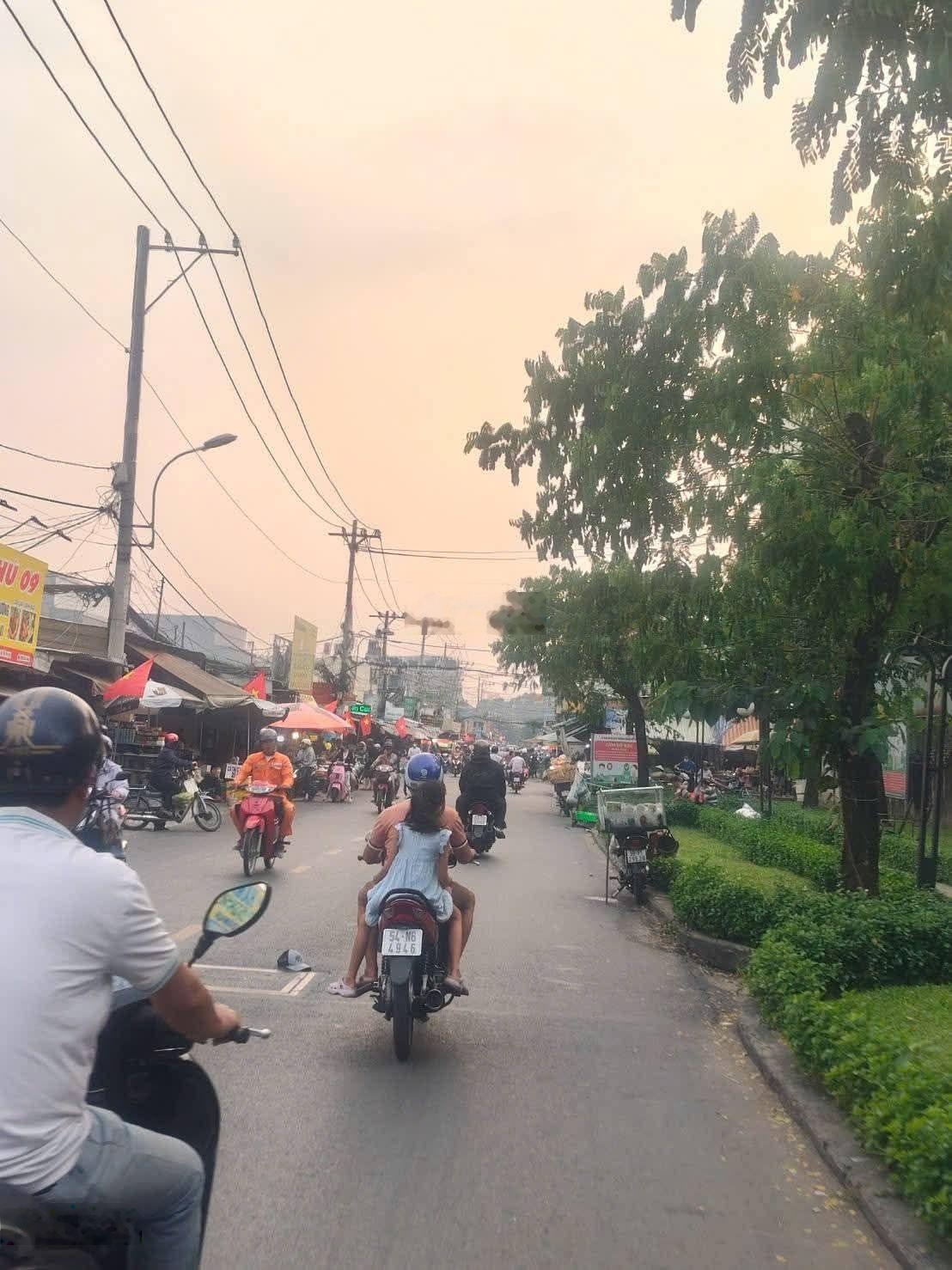 Mặt tiền kinh doanh nhựa 12m, sát chợ, trường học cấp 1,23, giá 50tr/m2 Hóc Môn