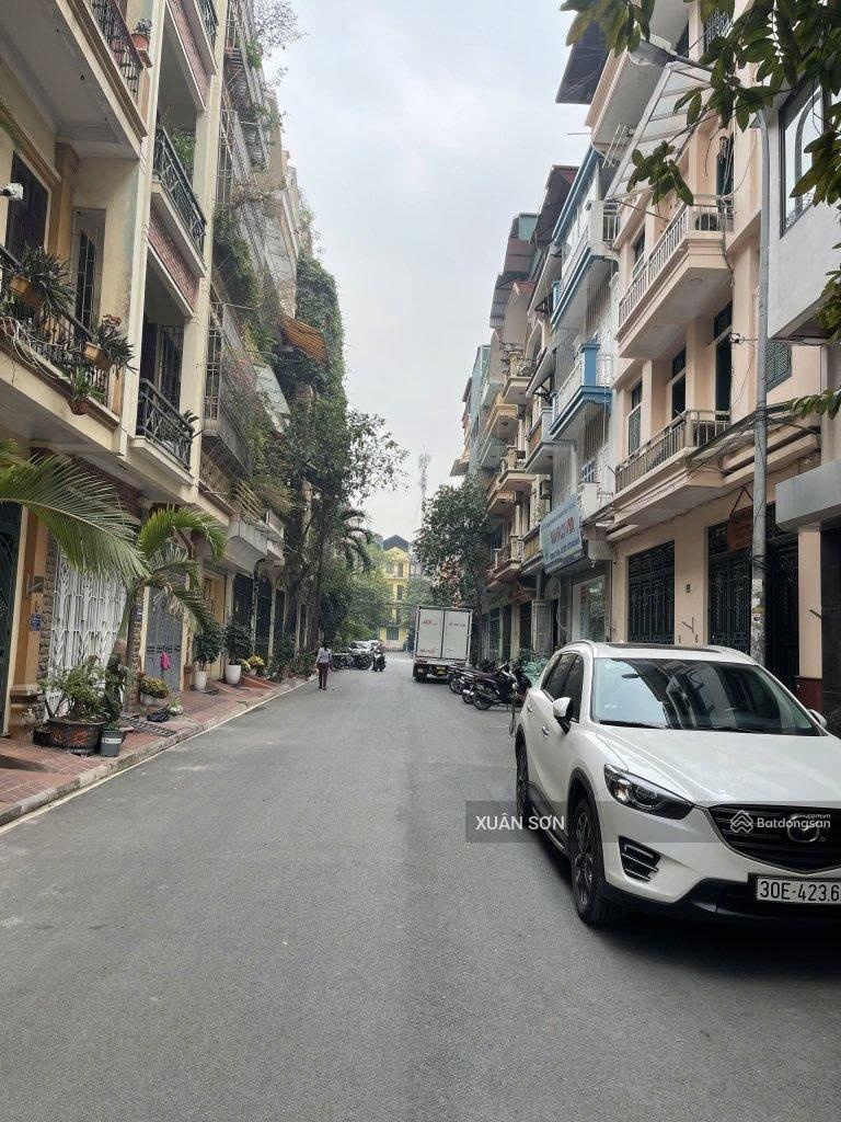 Tôi cần cho thuê nhà Nguyễn Thị Định - Trung Hòa, DT 80m*5 tầng, vị trí thoáng, oto đỗ, giá 30 tr