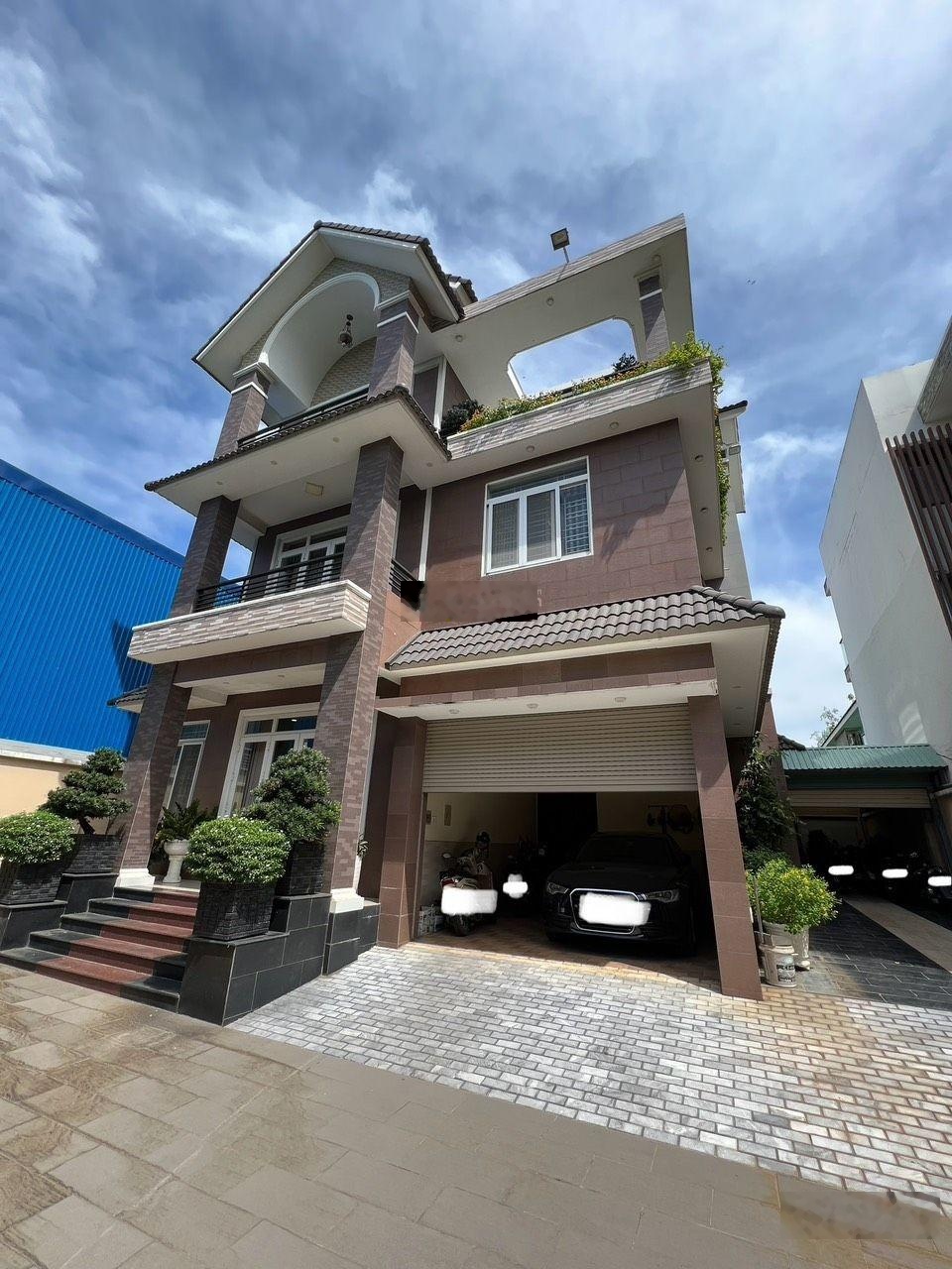 Bán nhà MT đường D10, P.Bình Trưng Tây Thủ Đức, DT 16,5x25m CN 404m2 KC 3 tầng Giá 65 tỷ