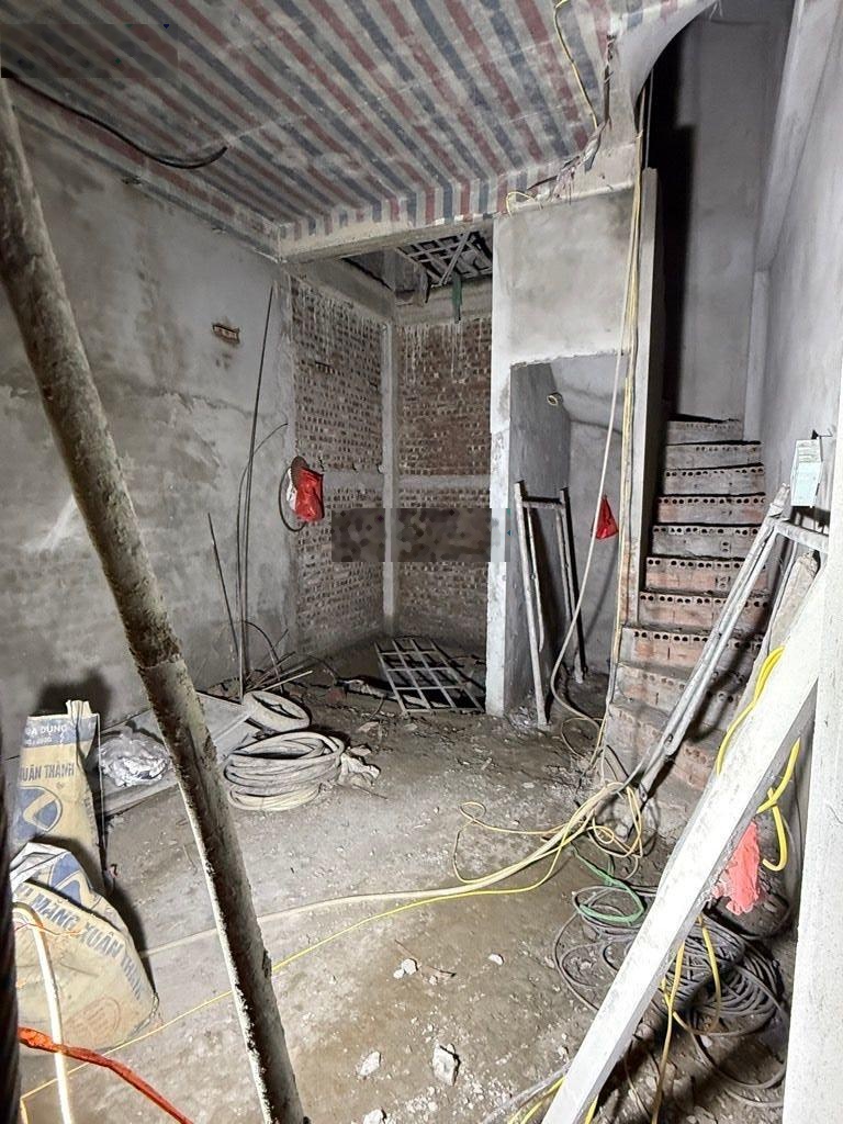 Chủ cần bán căn nhà trước tết. Mới xây. Đang trong quá trình hoàn thiện. Ai quân tâm bốc máy alo