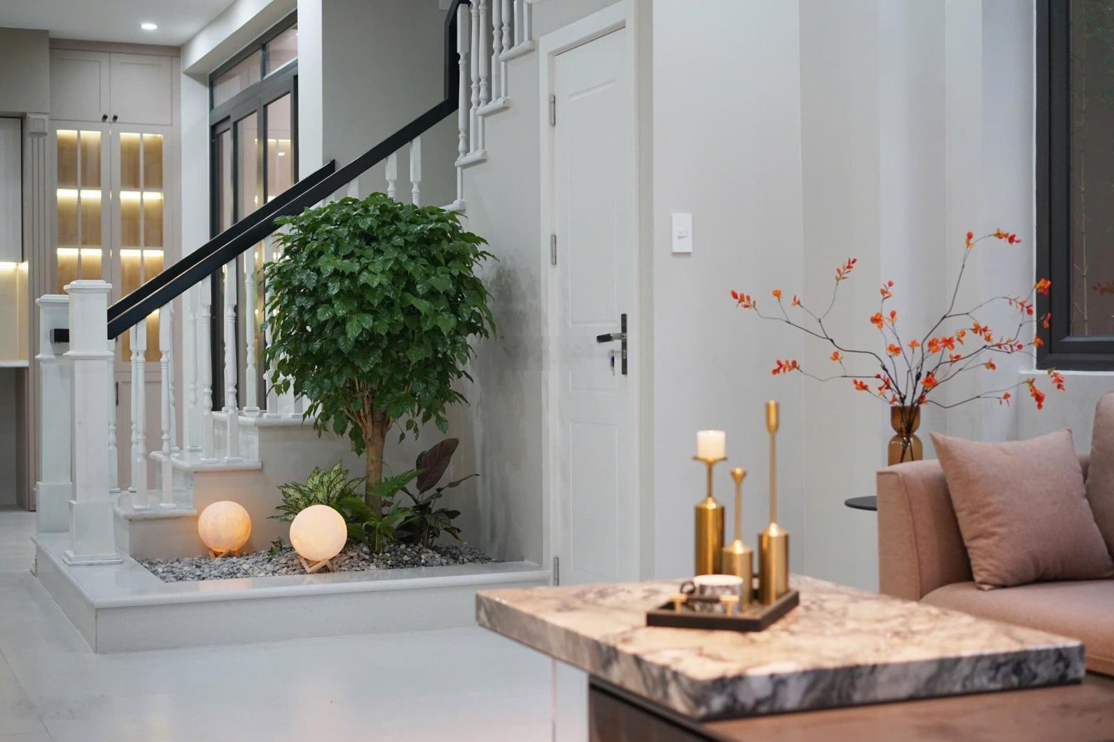 Nhà đẹp 4 tầng phố Chợ Hàng - Hồ Sen. Hướng Đông Nam hiếm