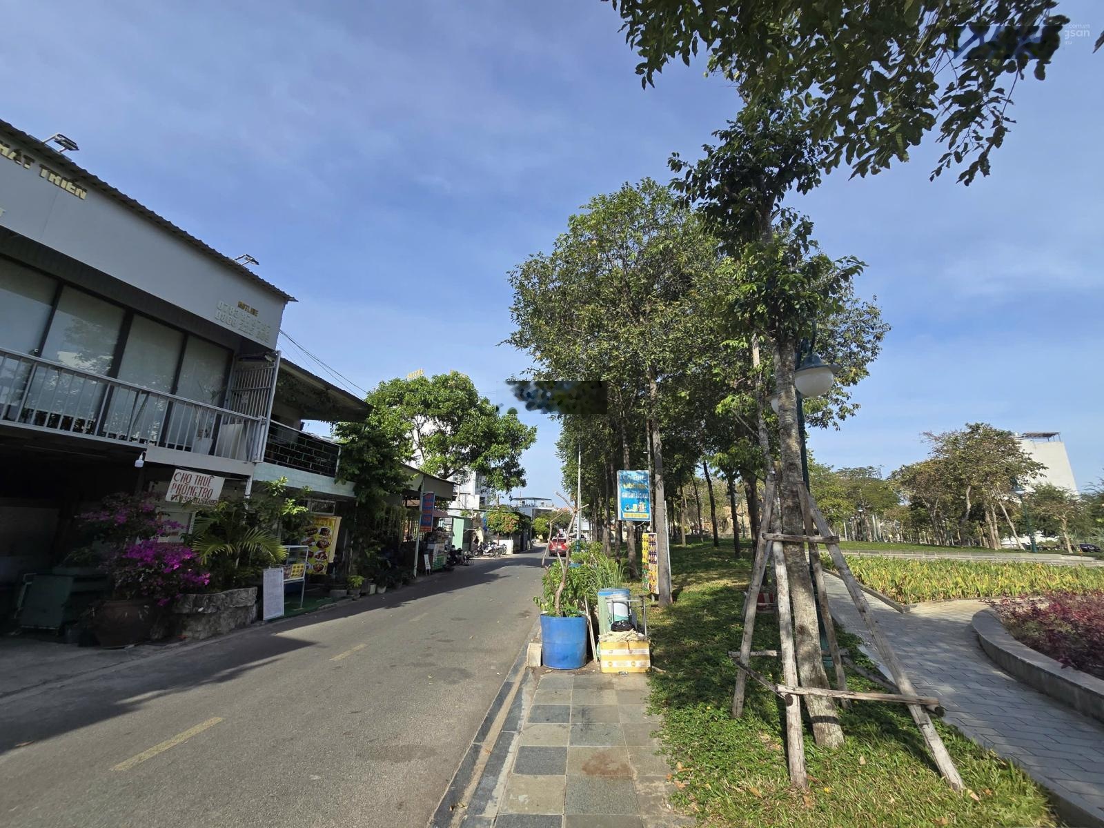 Bán lô đất hai mặt tiền giáp Ocean Dunes đang kd Cafe