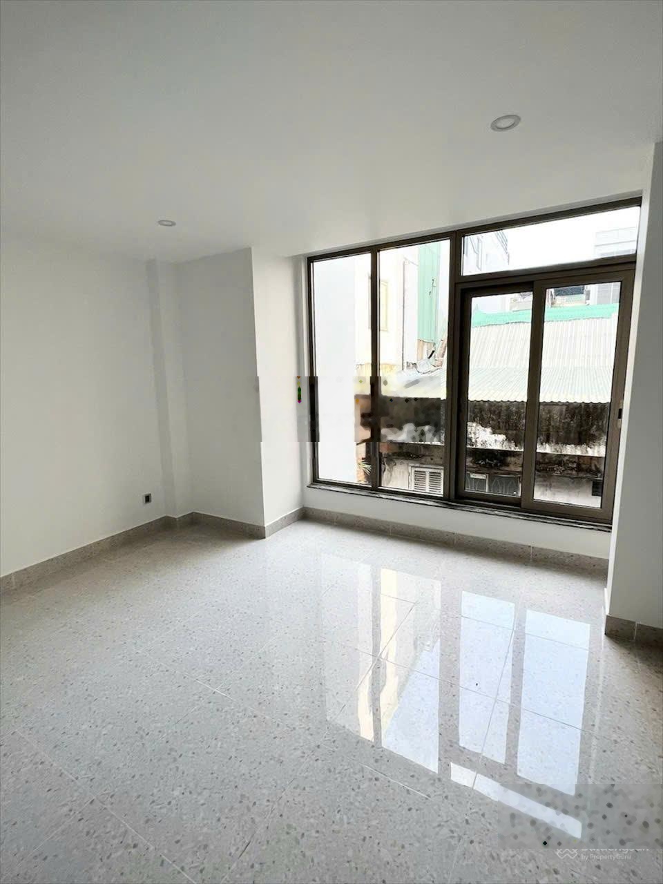 Cho thuê nhà nguyên căn 56A Hoa Phượng, Quận Phú Nhuận .Ngang 5m, có hầm.Chỉ 35 triệu/tháng.