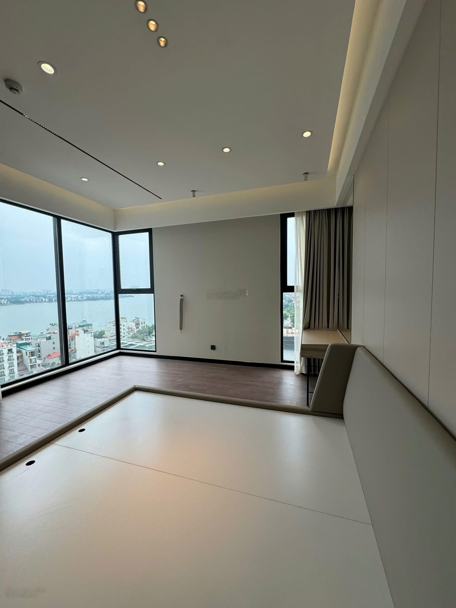 Gia đình có nhu cầu bán căn Water Mark 145m 3pn ,view hồ giá 22 tỷ.lh 0936242111