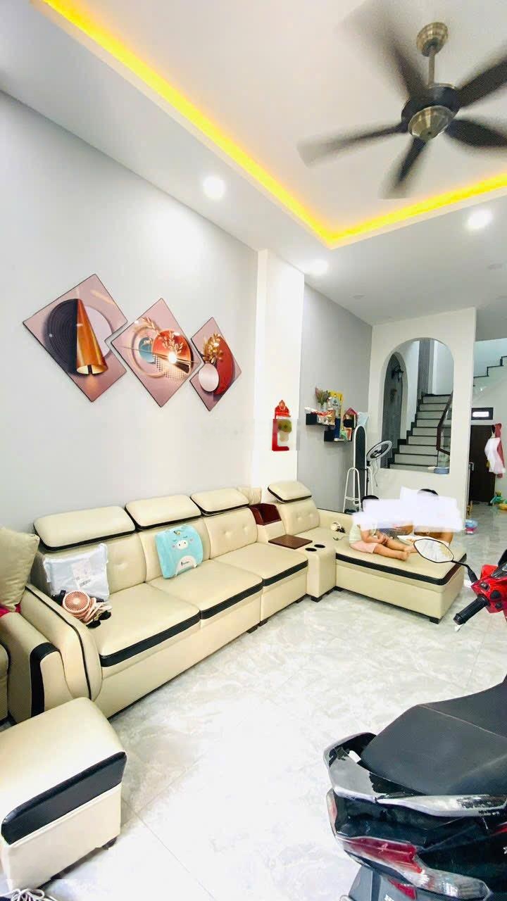 Bán nhà dt 4x14 đúc 3 tầng mặt tiền đường ĐHT ngay chợ cầu giáp GV giá nhỉnh 5tyxxx