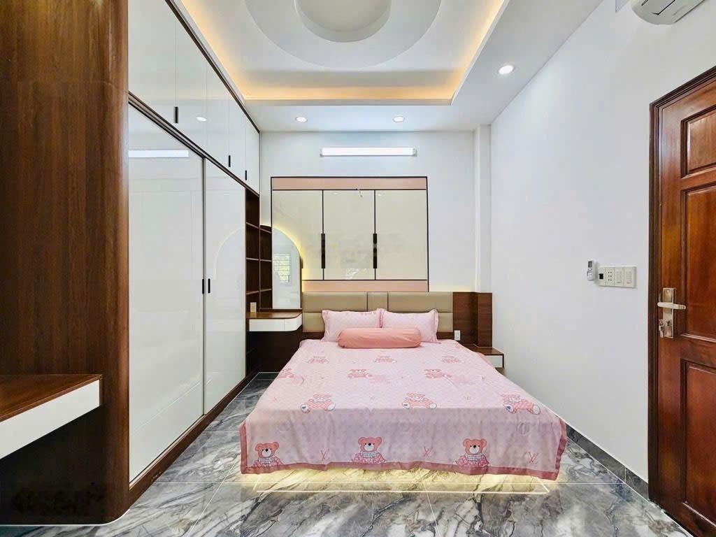 NHÀ XINH Full nội thật ngay gần Emart , sân bay - 4 tầng - 5 x 12m vuông vức - hẻm xe hơi tới nhà