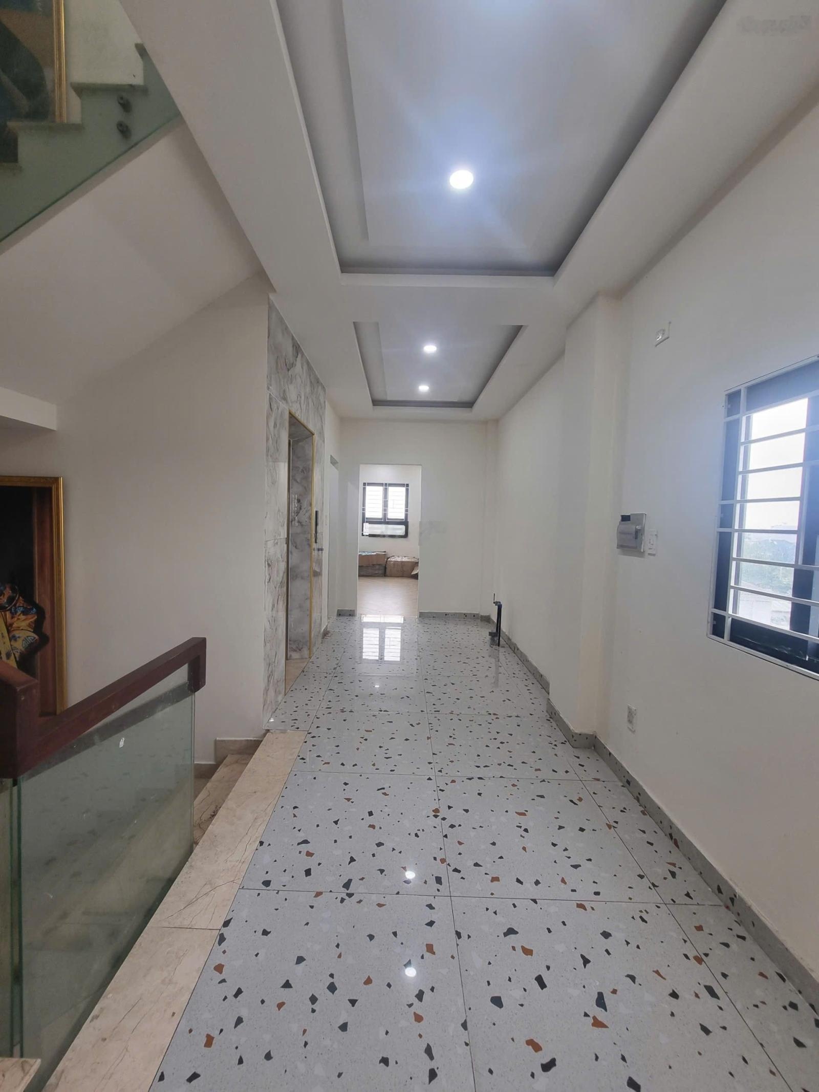 Villa mặt tiền, ngay chợ đầu mối hóc môn, 7 tầng, 9pn 10wc, thang máy, garage ô tô, 6mx30m.