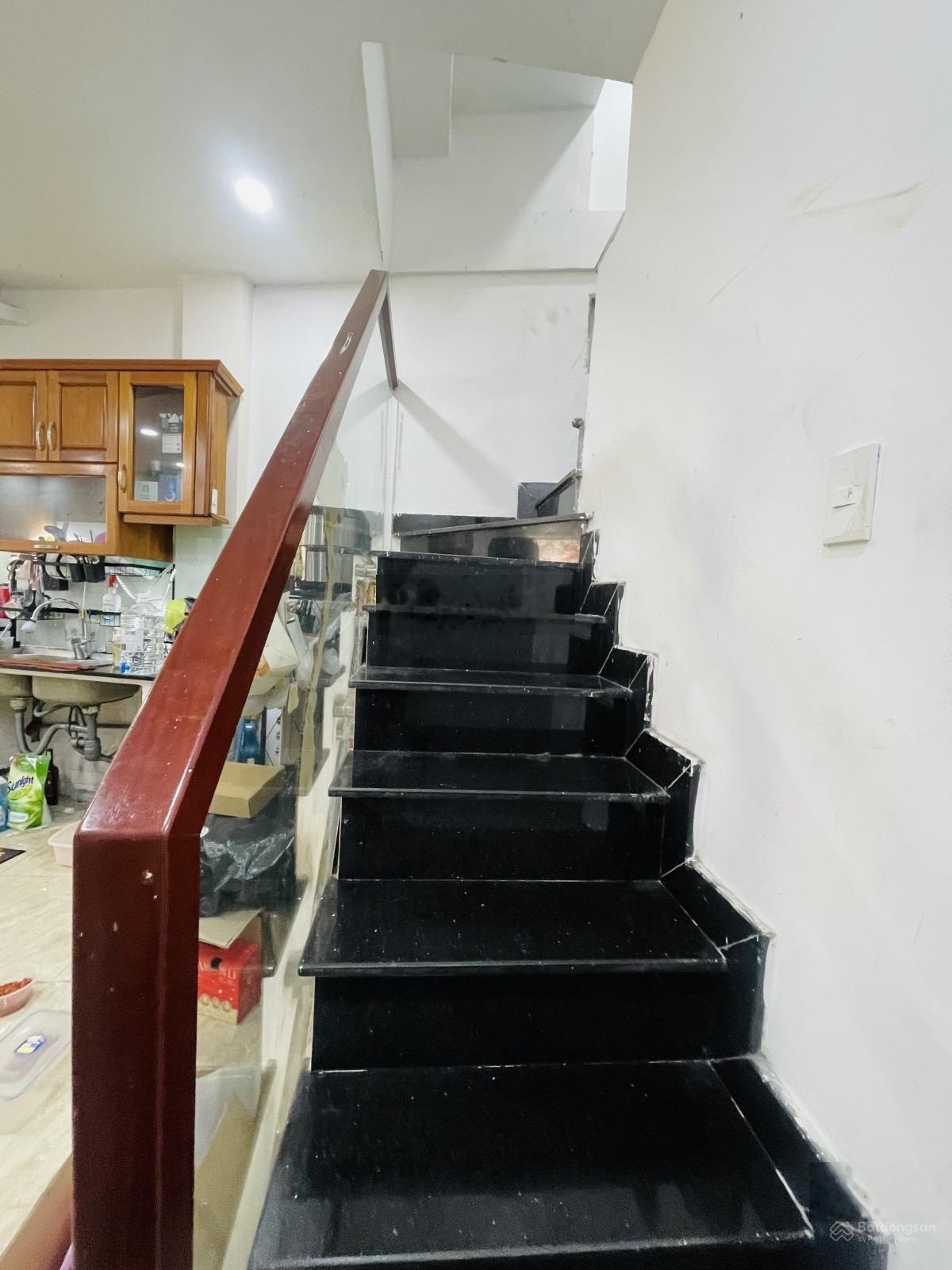 Bán NR 2PN, 2WC, 35m2 giá siêu hời tại Nguyễn Duy Dương, Q10, HCM. Nhất cận thị ngay chợ Nhật Tảo