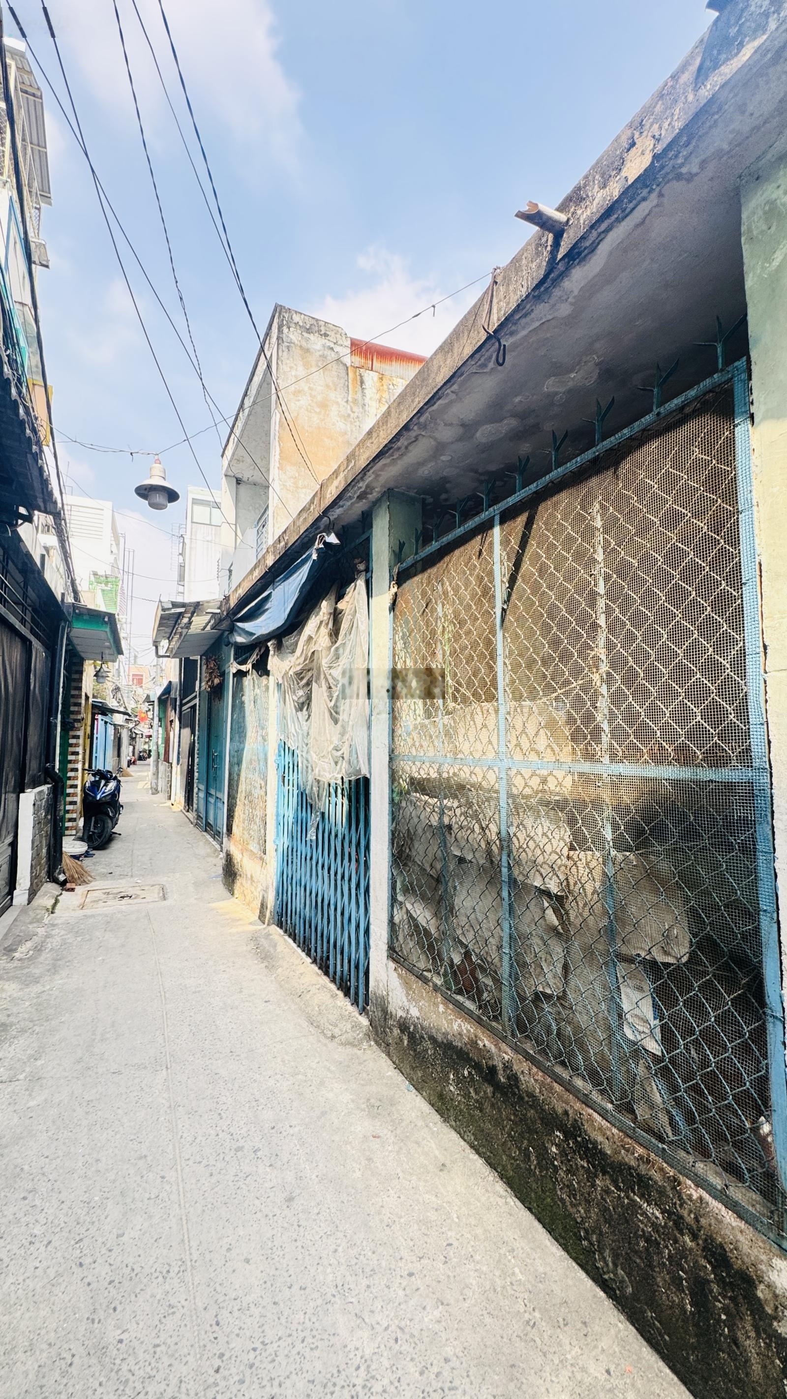 Bán nhà cũ tiện xây mới hẻm 1/ đường số quận 4