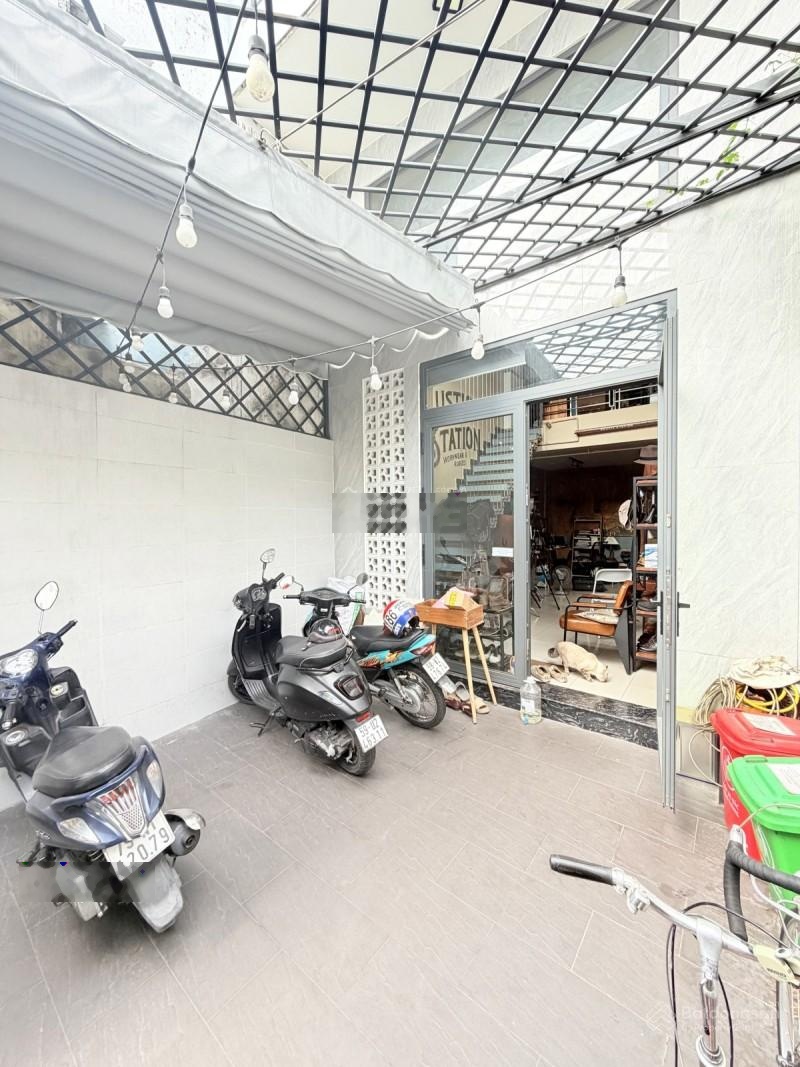 Bán nhà đang khai thác chdv cmt8 q10 - dòng tiền 40tr/th - nở hậu tài lộc - giá 11.8 tỷ