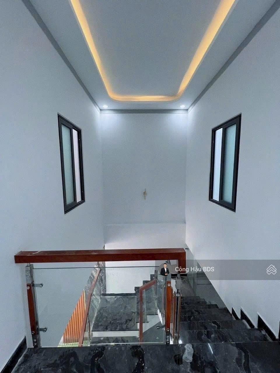 Nhà 2 tầng vừa hoàn thiện. Gồm 3PN-3WC, sân xe hơi. DT: 129.8m2 (5x26m). Đ/C: P. Dĩ An. Giá: 5.8T