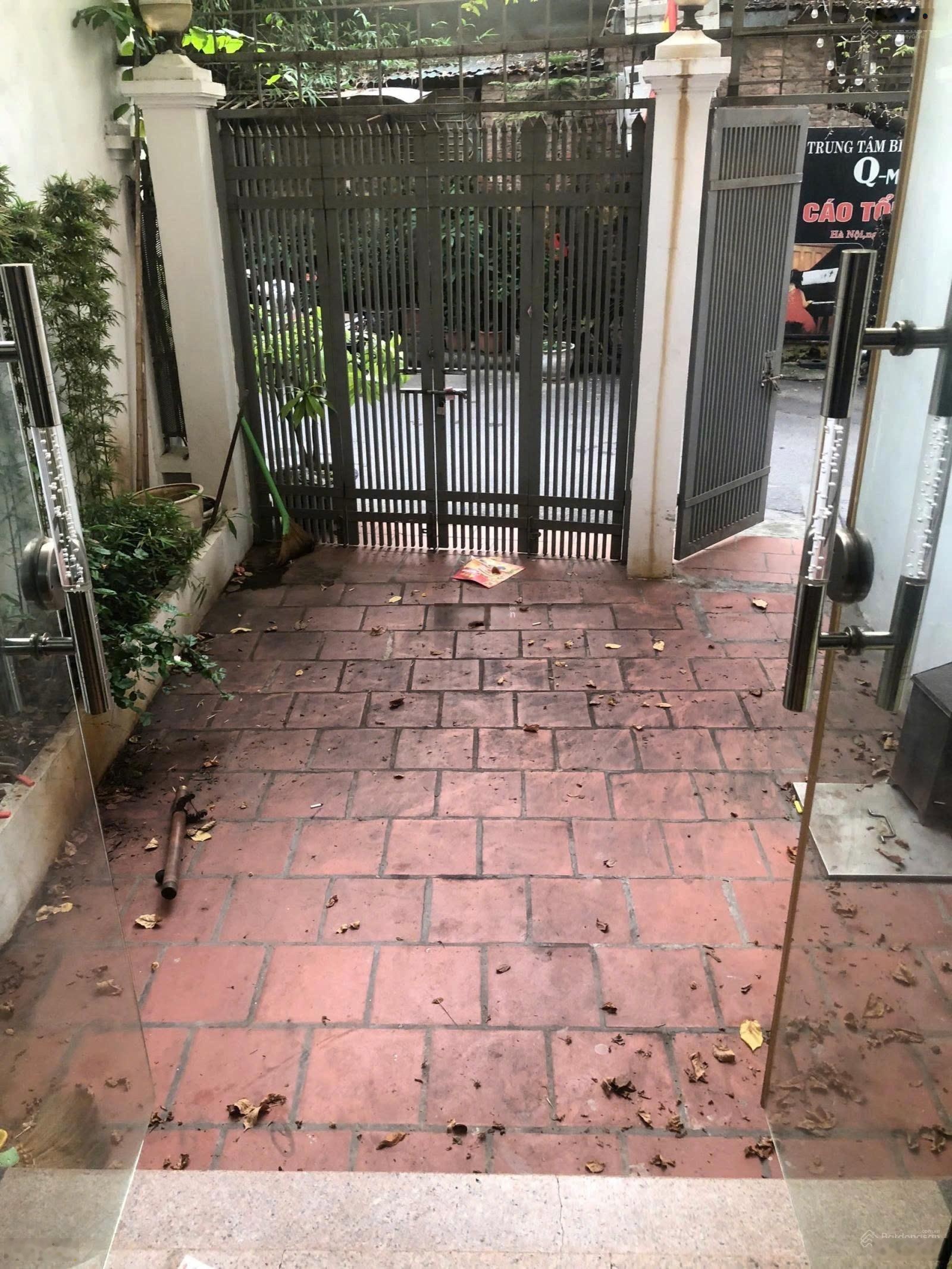 Cho thuê nhà phố Trung Kính, Cầu Giấy. DT 90m2, 4 tầng. ngo oto. 32 triệu