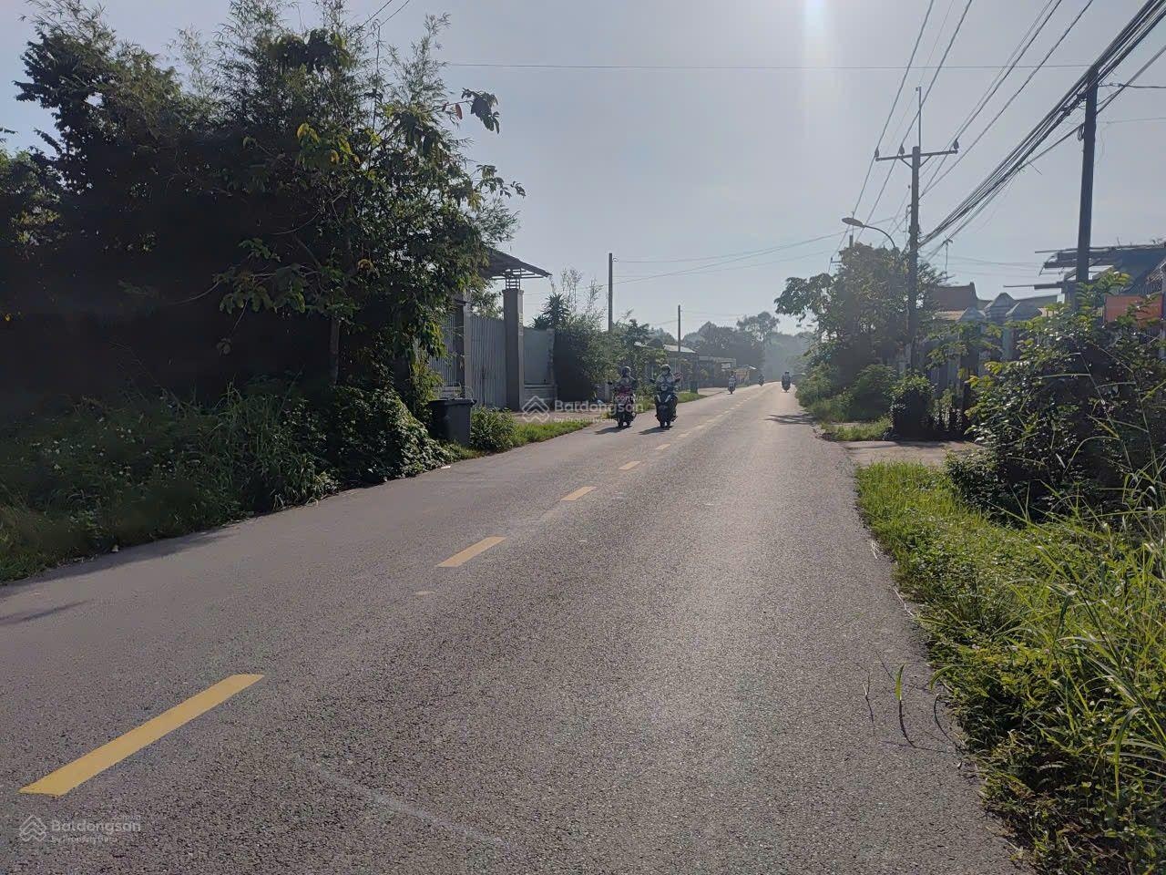 Mặt tiền đuòng xe công .chạy.bán kín 1km.đầy đủ tiện ít