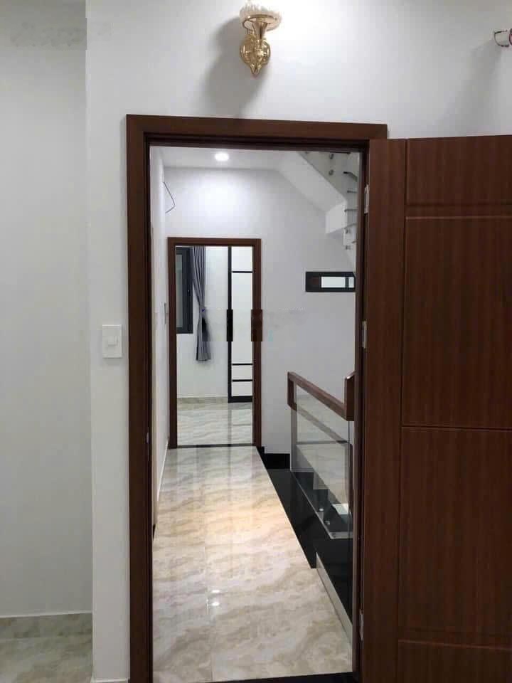 Nhà 1 trệt 2 lầu, cách mặt tiền Phạm Văn Đồng 50m, giá 7,2 tỷ.