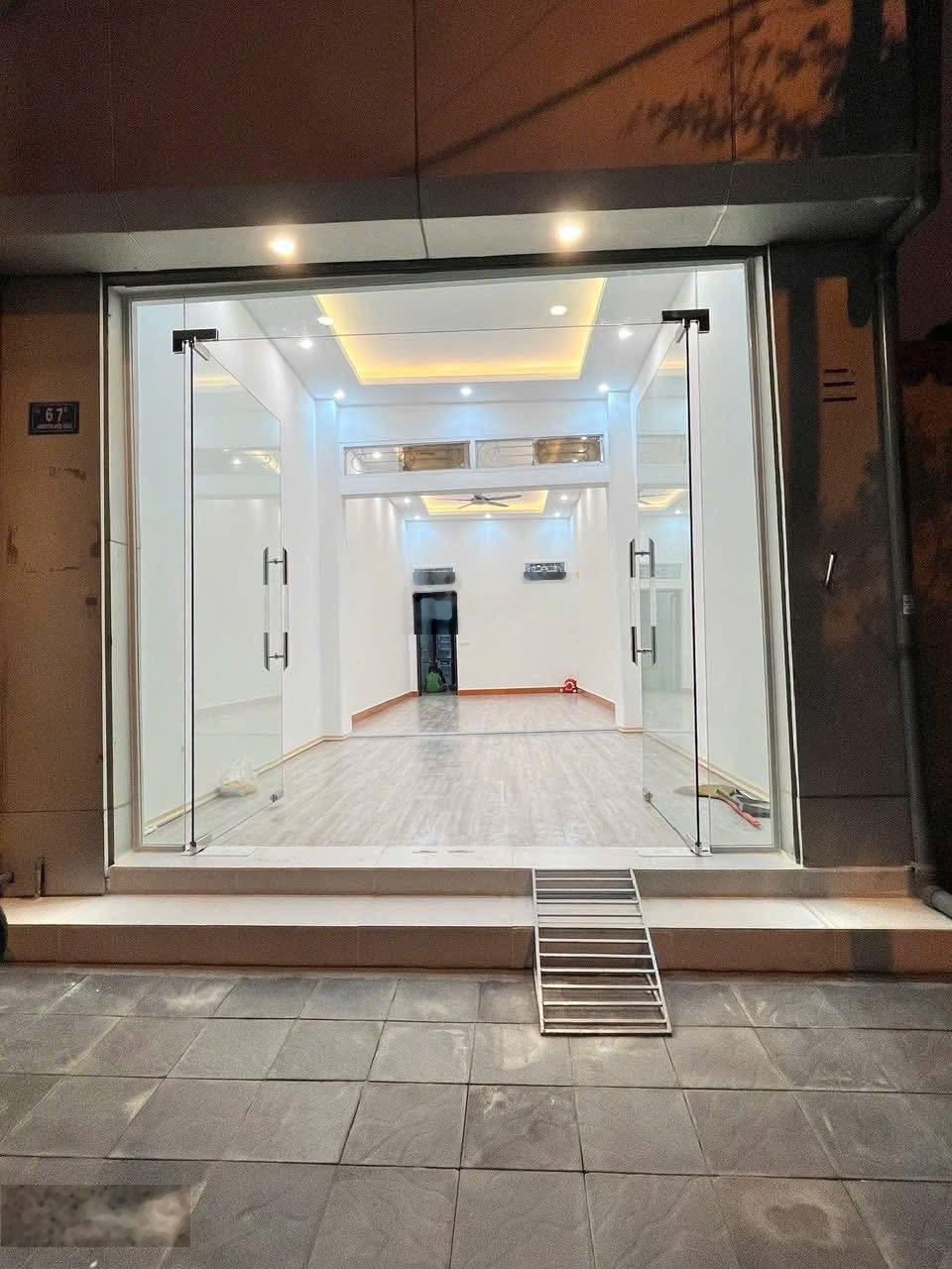 Ô tô đỗ cổng phố 8/3 nhà đẹp dân xây ngõ thông tứ tung đẹp ở ngay 43m x5T giá nhỉnh 8 tỷ sổ đỏ CC