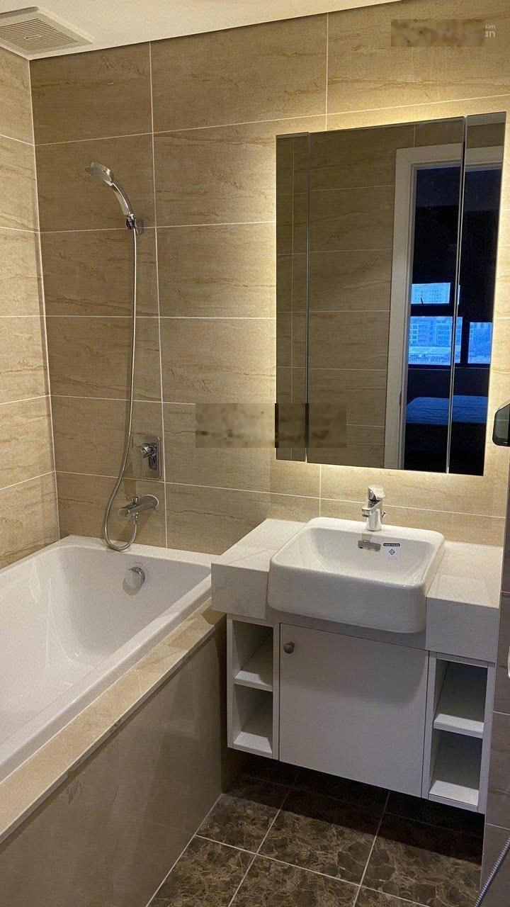 CHUYỂN NHƯỢNG căn 2N - 85m2 - tàng trung có view thành phố tại Vinhomes D'capitale/C3