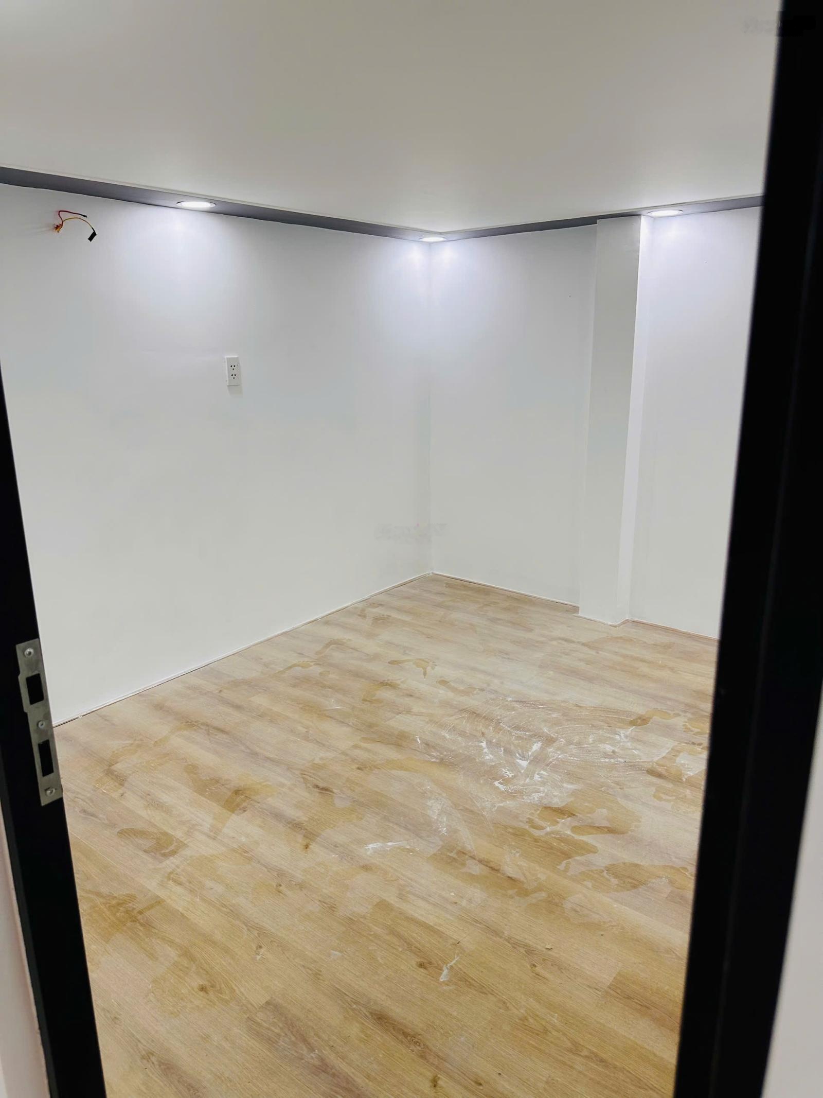 Nhà mới xây kiên cố như hình 5x16 , 2PN2WC sân để xe rộng rãi, phòng thờ riêng . SHR bao sang tên