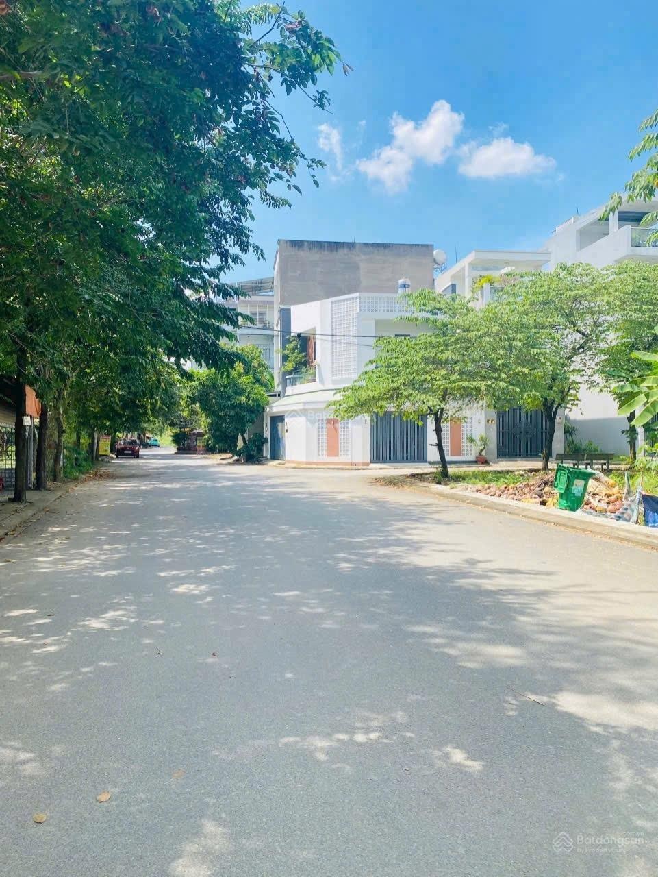 Cần tiền trước Tết nên cần bán gấp lô đất 100m2 Quận 9, chỉ 4,7tỷ cam kết giá tốt nhất khu