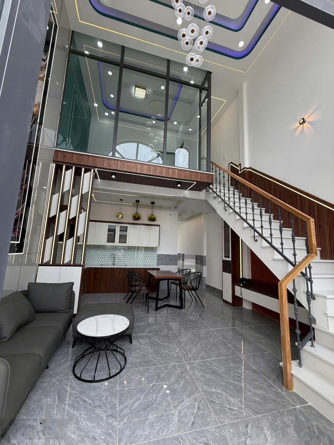 Chính chủ bán nhà riêng 1,350 tỷ 1 trệt 1 lầu ngay chợ Đức Hòa DTSD 260 m2 sổ sẵn sang tên