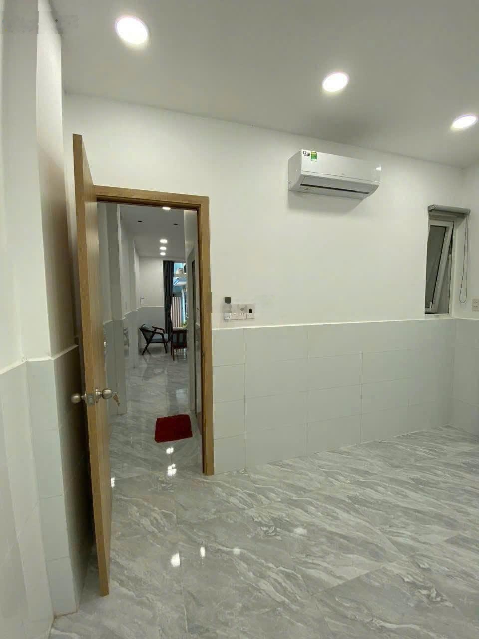 Nhà bán hẻm 3.5m 327/ Sư Vạn Hạnh, P9, Q10. DT 3.8mx10m. T + L mới. Thu nhập 14tr/th. Giá 5.4 tỷ