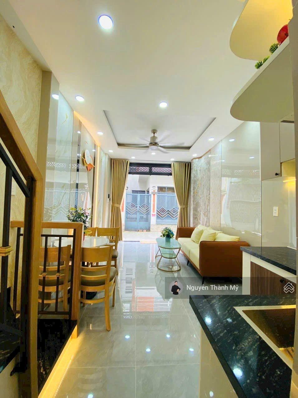 Hiếm! Nhỉnh 2 tỷ sở hữu ngay nhà đẹp HXH gần CV Làng Hoa