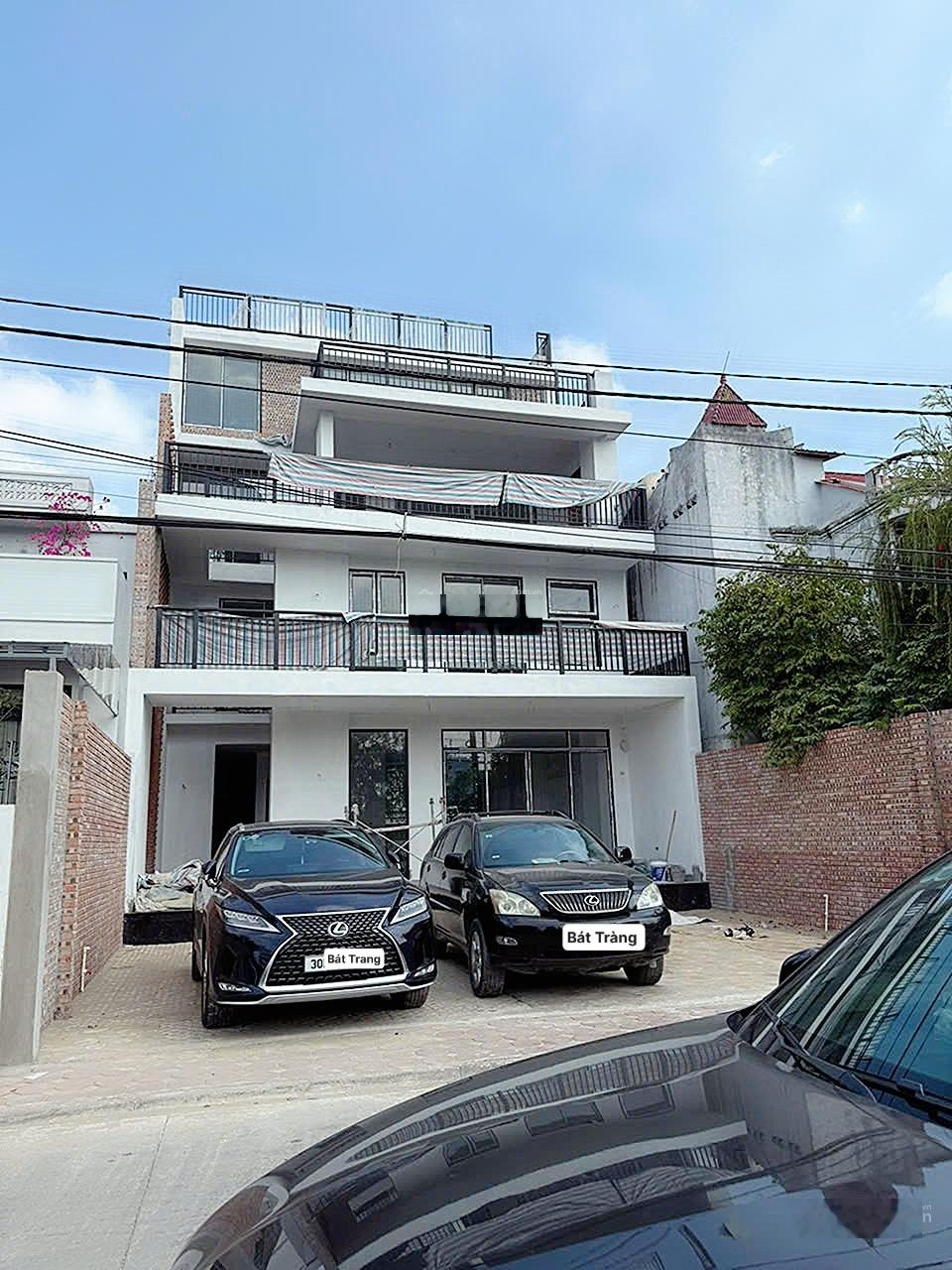 Bán nhà mặt phố ở Xã Bát Tràng, 45 triệu / m2, 113m2, 4PN, 3WC, 2 tầng, hướng Nam đẹp xuất sắc