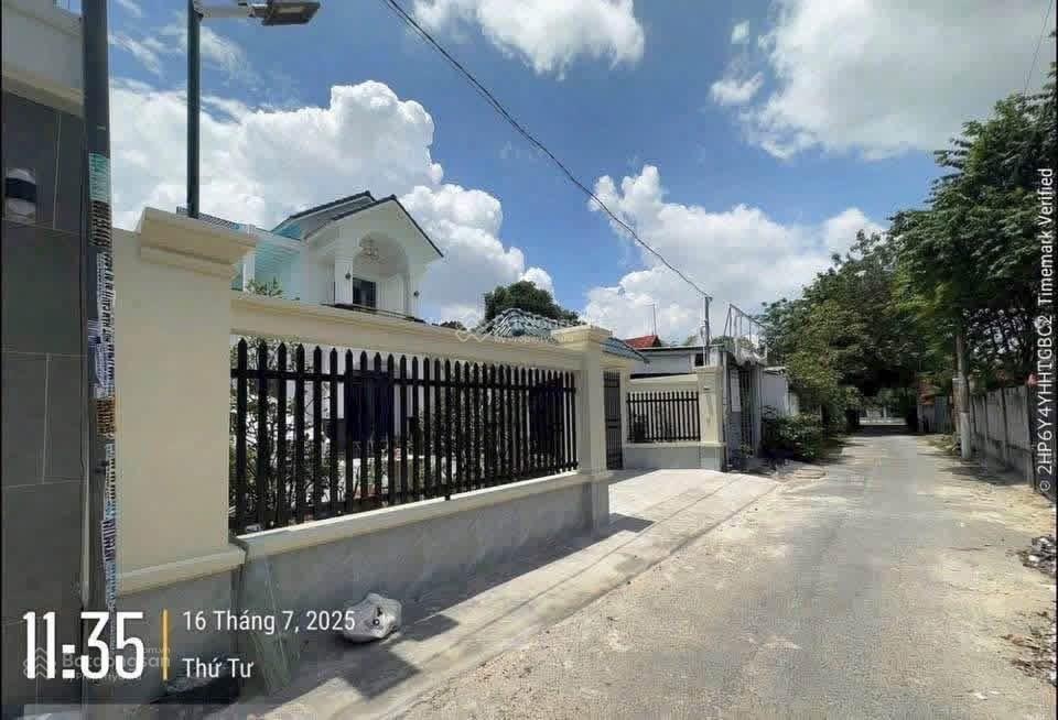 Bán nhà sau cao đẳng y tế BD, 120m2, 3.95tỷ tl, nhà mới 3pn sân oto 7c, đg nhựa thông. Nội thất sẵn